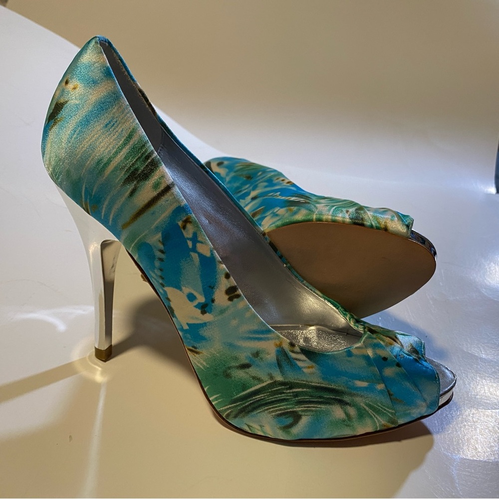 Aldo SZ 38, peep toe, ruched watercolor satin, chrome colored heel 4 1/2” EUC